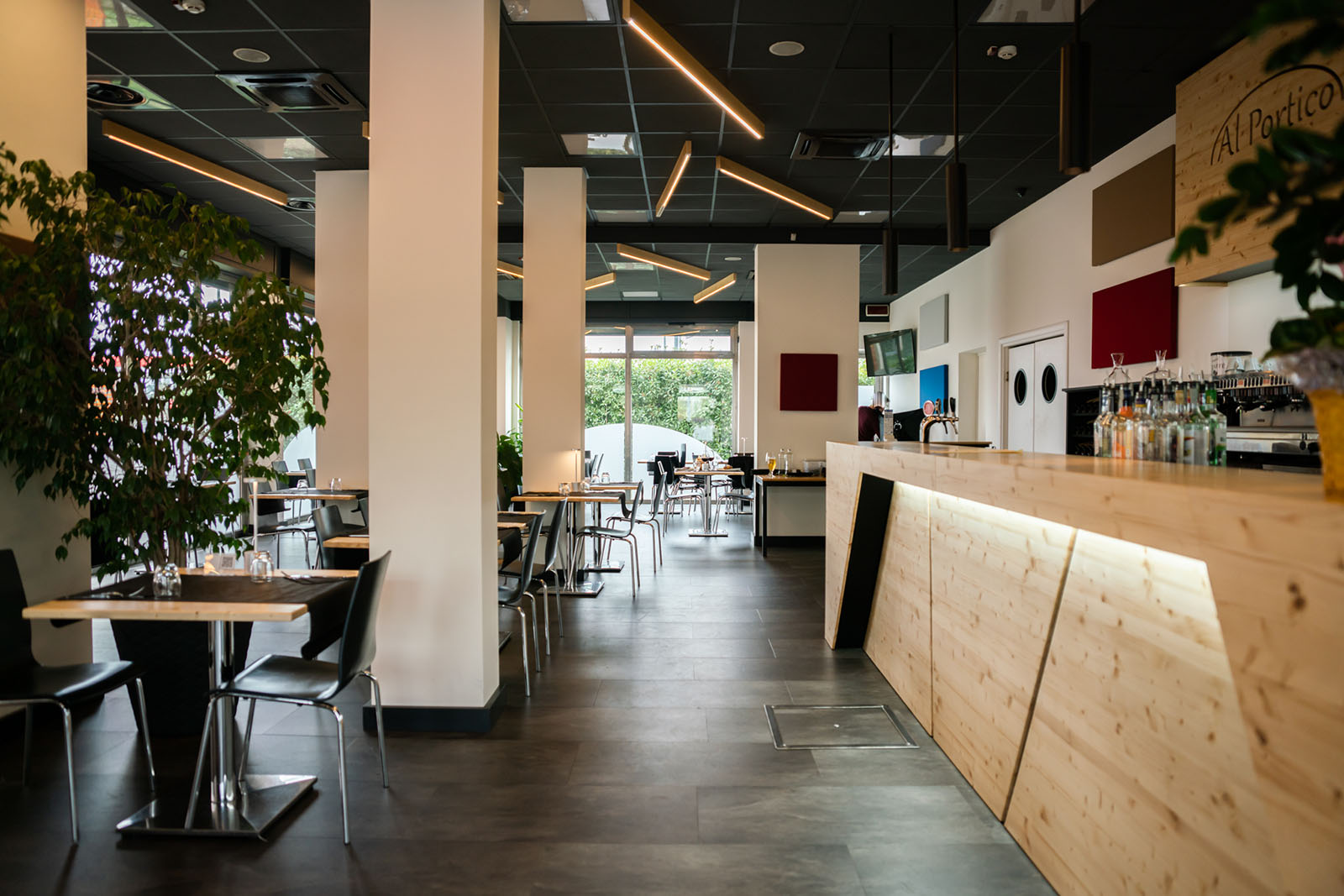 EcoSky-quadrotte-controsoffitto-nero-hospitality-ristorante-economico-cosostenibile-fonoassorbente