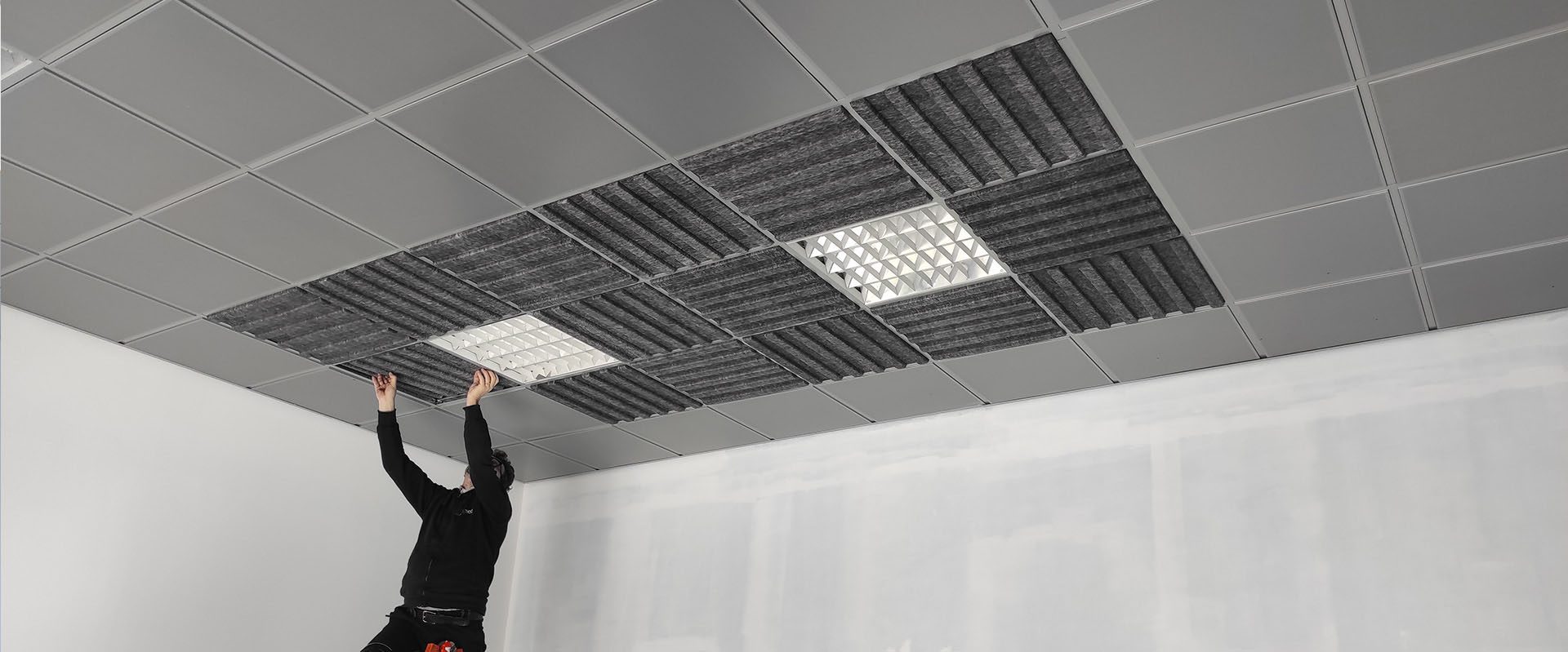 Controsoffitti modulari di design in un ambiente arredato