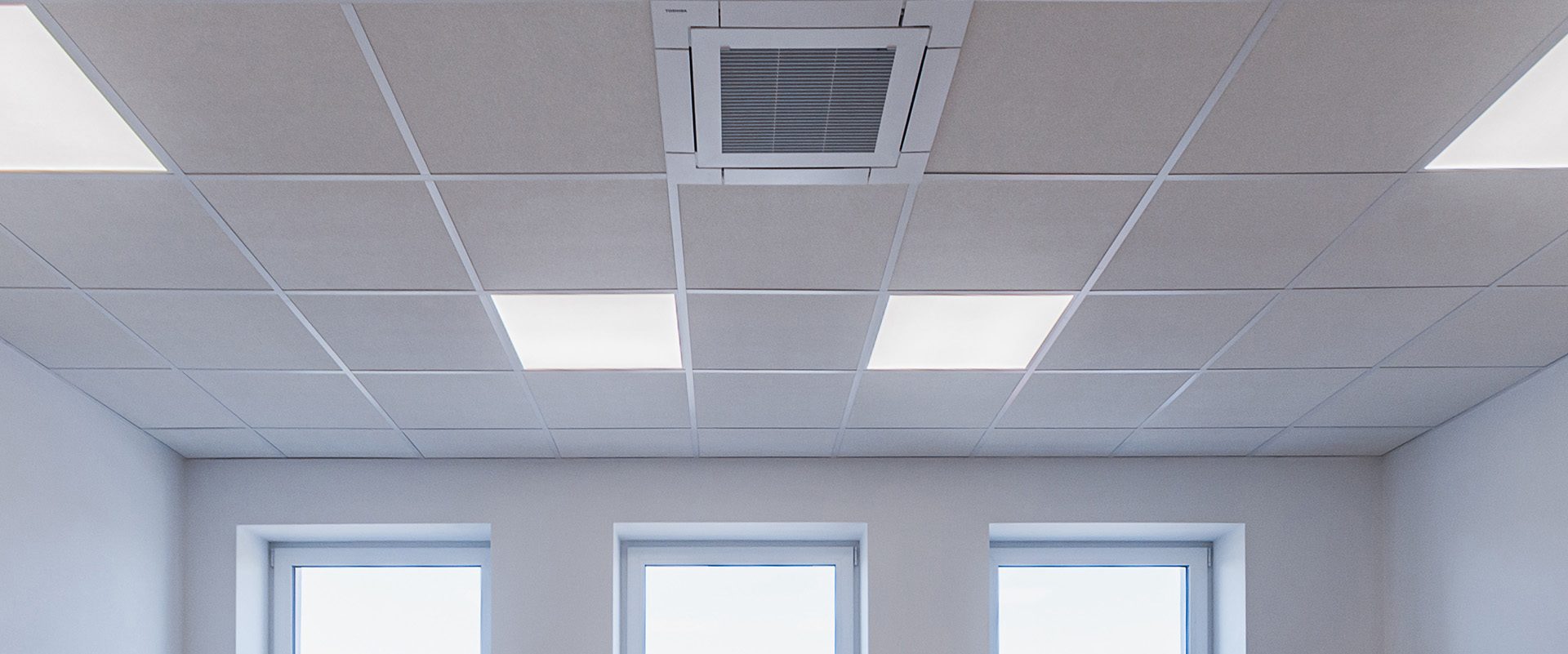 Controsoffitti modulari di design in un ambiente arredato