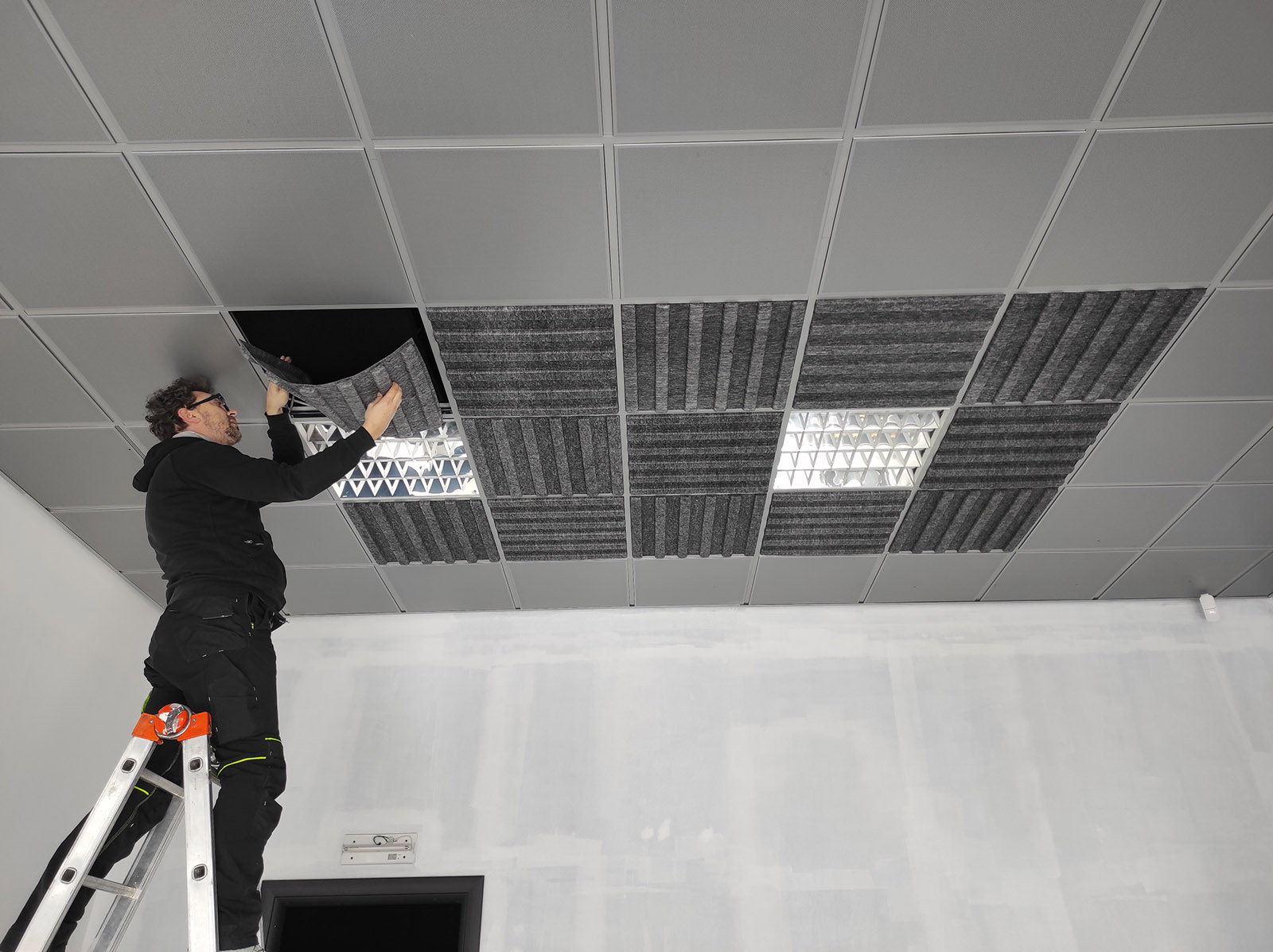 Installazione-controsoffitto-prefabbicato-modulare-ispezionabile-60x60-sostituzione-quadrotte