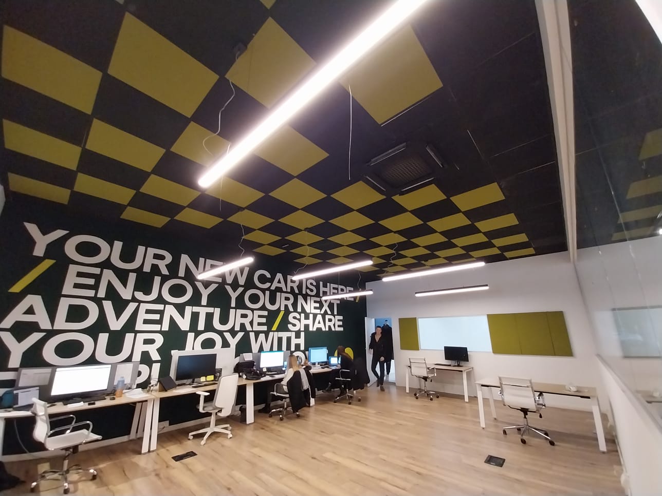 Open-space-correzione-fonoassorbente-uffici-moduli-soffitto-60x60-giallo-nero