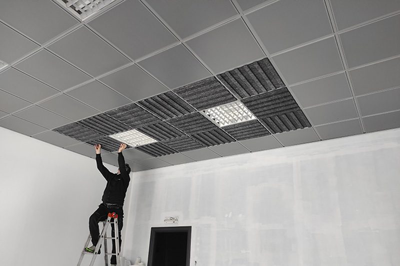Posa-in-opera-controsoffitti-prefabbricati-modulari-T24-installazione-pannelli-SkyTop