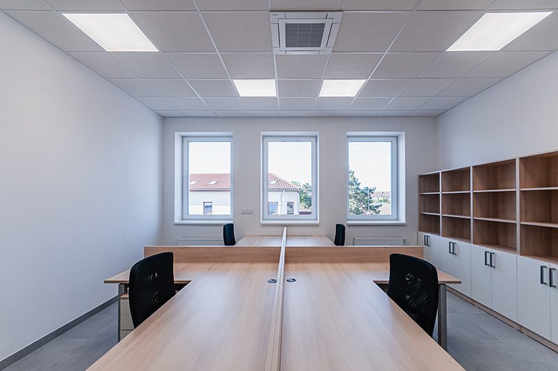 Ristrutturazione-uffici-sale-riunioni-controsoffitti-modulari-prefabbricati-alternativi-al-cartongesso-e-senza-fibre-minerali
