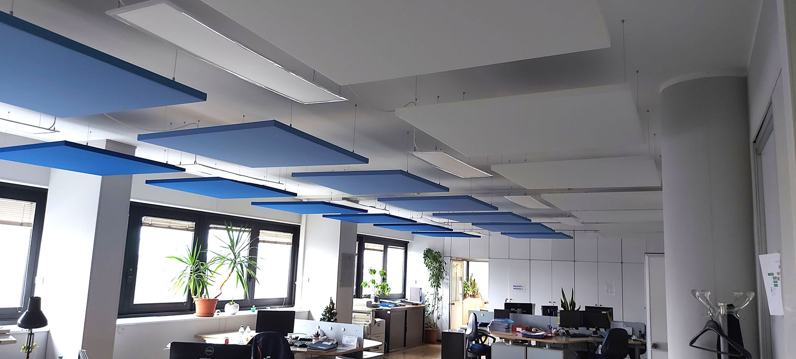 Ufficio-open-space-isole-fonoassorbenti-sospese