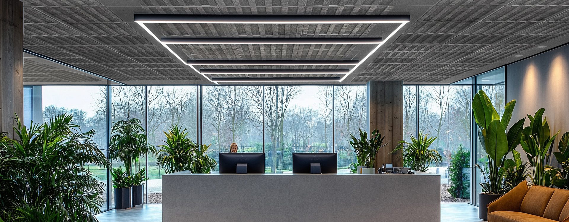 Controsoffitti modulari di design in un ambiente arredato