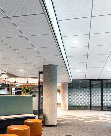 Ufficio-open-space-quadrotte-SkyTop-controsoffittature-moderne-luminose