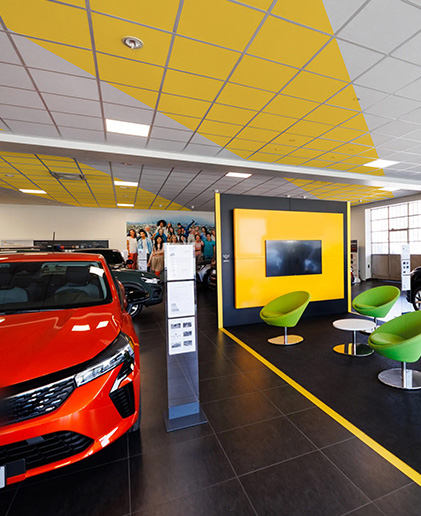 Controsoffitatura-di-design-per-showroom-commerciale-con-moduli-colorati-vasta-gamma-colori-a-catalogo