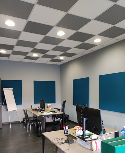 Ufficio-open-space-quadrotte-SkyTop-controsoffittature-moderne-luminose